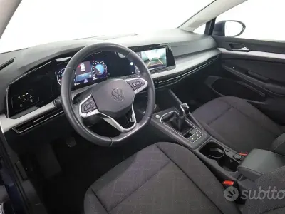 Usata VW Golf VIII Life 110 CV (80 kW) 2023 Blu Berlina