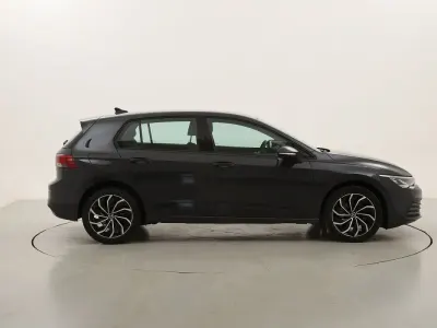 Usata VW Golf VIII Life 110 CV (80 kW) 2023 Grigiogrigio Berlina