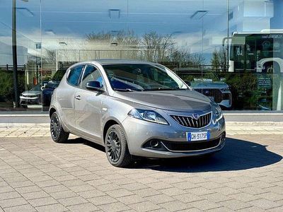 Usado Lancia Ypsilon Silver 70 CV (51 kW) 2022 Gris Utilitario