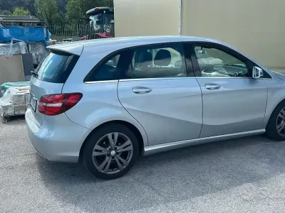 Usata Mercedes B180 Premium 109 CV (80 kW) 2017 Grigio Utilitaria