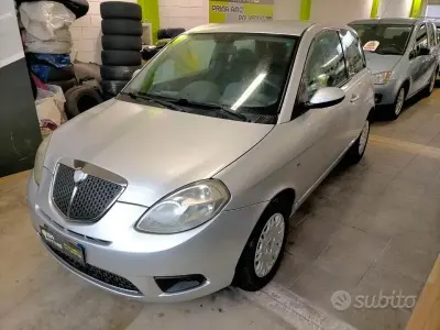 Usado Lancia Ypsilon 75 CV (55 kW) 2007 Gris Utilitario