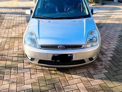 Begagnad Ford Fiesta Collection 75 HK (55 kW) 2006 Grå Halvkombi