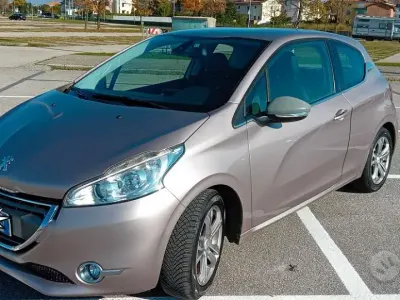 Usata Peugeot 208 Allure 82 CV (60 kW) 2013 Oro Utilitaria