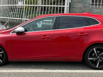 Usata Volvo V40 R-Design Momentum 190 CV (139 kW) 2016 Rosso Berlina