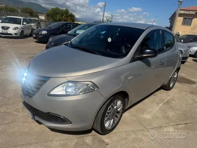 Usado Lancia Ypsilon Platinum 95 HP (69 kW) 2011 Cinzento Citadino