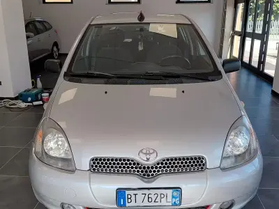 Usata Toyota Yaris 68 CV (50 kW) 2001 Grigio Berlina