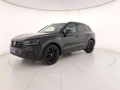 Usata VW Touareg R-line 231 CV (169 kW) 2022 Deep black perlato SUV