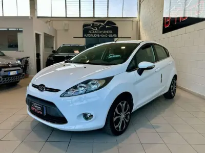 Usata Ford Fiesta Titanium 82 CV (60 kW) 2011 Bianco Berlina