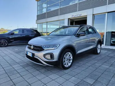 Usata VW T-Roc Life 110 CV (80 kW) 2022 Argento SUV