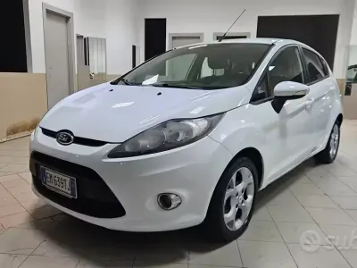 Usata Ford Fiesta Titanium 70 CV (51 kW) 2012 Bianco Berlina