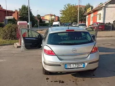Usata Opel Astra Enjoy 90 CV (66 kW) 2006 Grigio Berlina