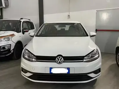 Używany VW Golf VII Trendline 85 KM (62 kW) 2017 Biały Sedan/Limuzyna