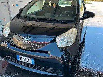 Usata Toyota iQ 68 CV (50 kW) 2009 Nero Utilitaria