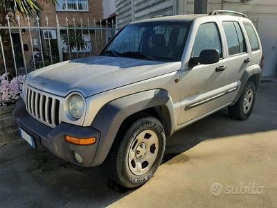 Usata Jeep Cherokee Sport 150 CV (110 kW) 2004 Argento SUV