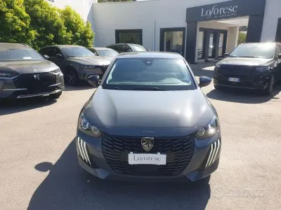 Usata Peugeot 208 Allure 101 CV (74 kW) 2025 Gray Utilitaria