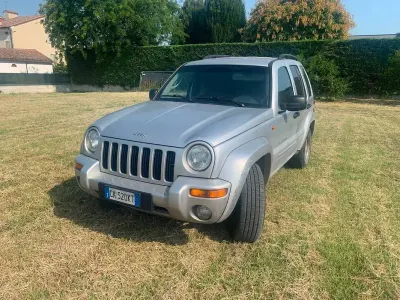 Usata Jeep Cherokee Sport 150 CV (110 kW) 2004 Argento SUV