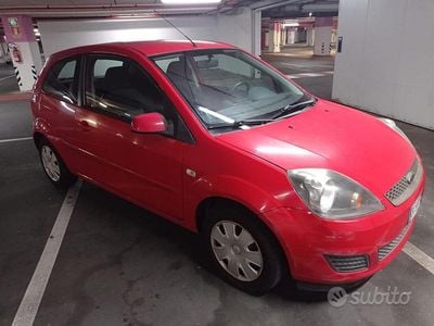 Usata Ford Fiesta 75 CV (55 kW) 2007 Rosso Utilitaria