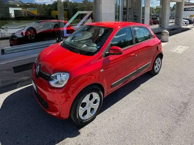 Usado Renault Twingo Zen 30 kW (42 CV) 2021 Rojo Utilitario