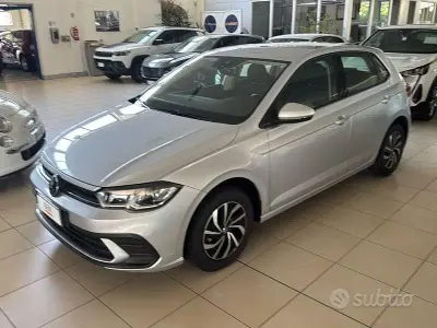Usata VW Polo Life 80 CV (58 kW) 2024 Grigio Utilitaria