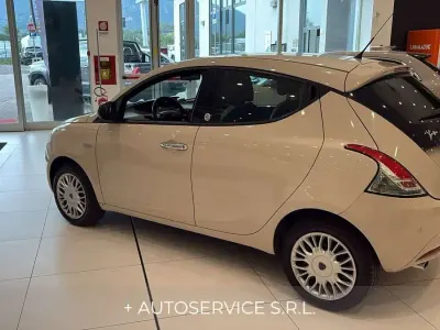 Usata Lancia Ypsilon Gold 69 CV (50 kW) 2018 Beige Utilitaria