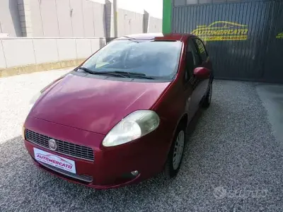 Usata Fiat Grande Punto Dynamic 77 CV (56 kW) 2009 Rosso Utilitaria