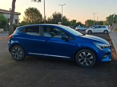 Usata Renault Clio 100 CV (73 kW) 2023 Bluazzurro Utilitaria
