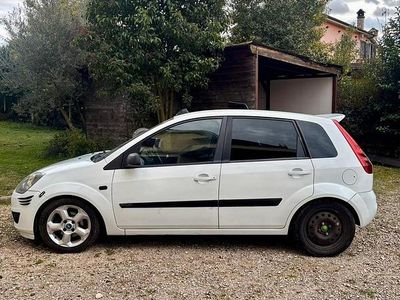 Usata Ford Fiesta 68 CV (50 kW) 2006 Bianco Utilitaria