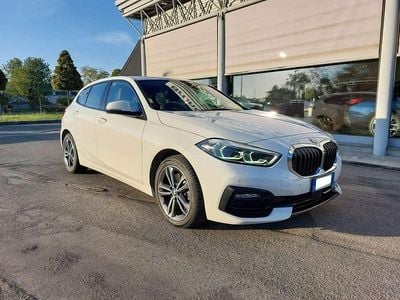 Usata BMW 118 Sport Line 140 CV (102 kW) 2020 Alpinwhite pastello Utilitaria