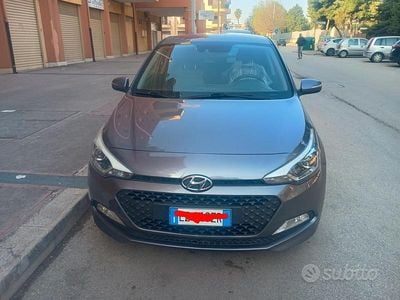 Usata Hyundai i20 Style 75 CV (55 kW) 2015 Grigio Berlina