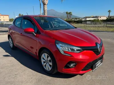 Używany Renault Clio V 86 KM (63 kW) 2020 Czerwony Sedan/Limuzyna