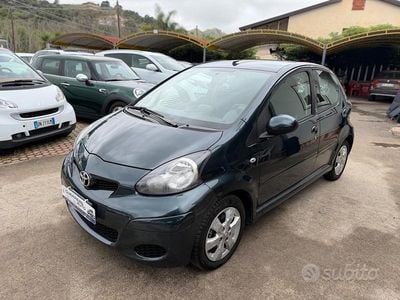 Usado Toyota Aygo Connect Style 68 HP (50 kW) 2011 Cinzento Citadino