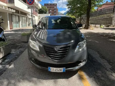 Usata Lancia Ypsilon 69 CV (50 kW) 2014 Grigio Utilitaria