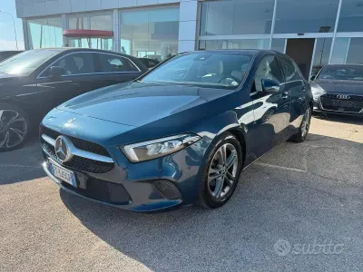 Gebraucht Mercedes A180 Premium 116 PS (85 kW) 2019 Blau Limousine