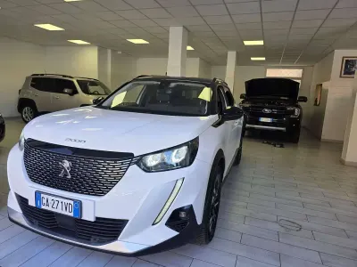 Usata Peugeot 2008 Allure 131 CV (96 kW) 2020 Bianco + tetto nero SUV