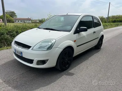 Usata Ford Fiesta Sport 80 CV (58 kW) 2005 Bianco Utilitaria