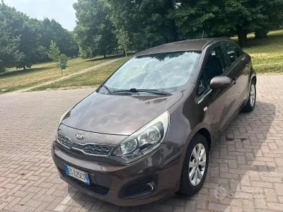 Usata Kia Rio 75 CV (55 kW) 2013 Marrone Berlina
