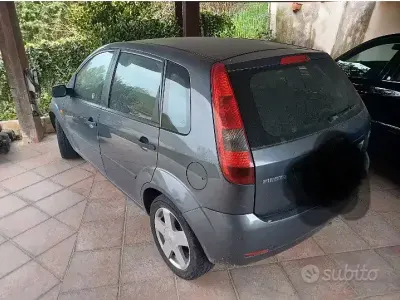 Usata Ford Fiesta 80 CV (58 kW) 2004 Grigio Utilitaria