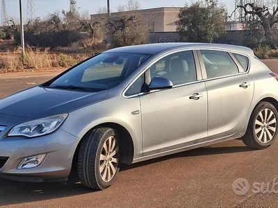 Usata Opel Astra 110 CV (80 kW) 2012 Grigio Berlina