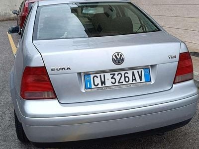 Usata VW Bora Trendline 101 CV (74 kW) 2005 Argento Berlina