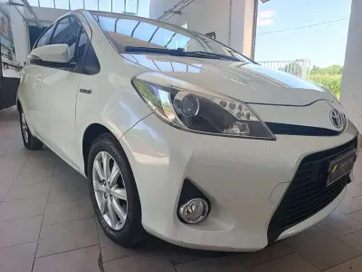 Usata Toyota Yaris Hybrid Lounge 75 CV (55 kW) 2013 Bianco Berlina