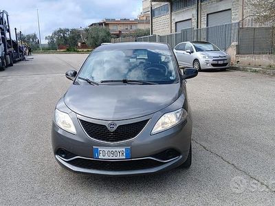 Usata Lancia Ypsilon Silver 69 CV (50 kW) 2016 Grigio Utilitaria
