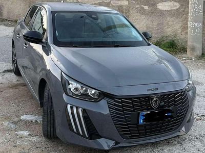 Usata Peugeot 208 Allure 101 CV (74 kW) 2024 Grigio Utilitaria