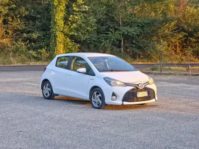Usata Toyota Yaris Hybrid Active 73 CV (53 kW) 2016 Bianco Berlina
