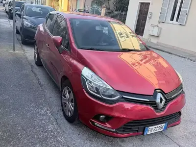 Occasion Renault Clio IV Zen 75 PK (55 kW) 2018 Rood Sedan