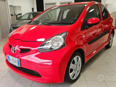 Usado Toyota Aygo Sol 68 HP (50 kW) 2007 Vermelho Citadino