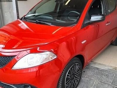 Usado Lancia Ypsilon Platinum 69 HP (50 kW) 2018 Vermelho Citadino