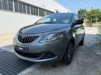 Usata Lancia Ypsilon 69 CV (50 kW) 2024 Grigio pietra metallizzato Utilitaria