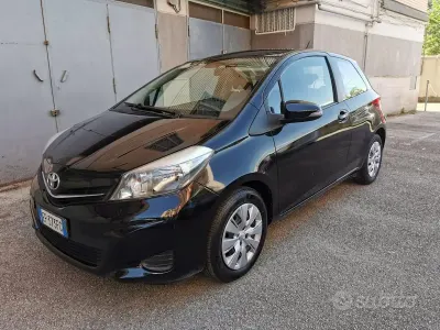 Begagnad Toyota Yaris Active 69 HK (50 kW) 2012 Svart Halvkombi