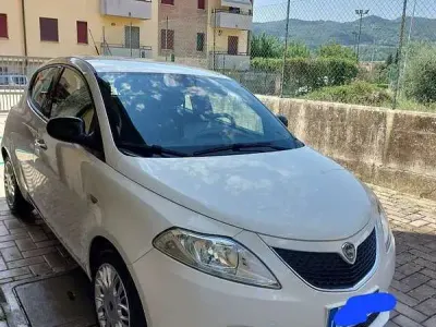 Usata Lancia Ypsilon Gold 69 CV (50 kW) 2017 Utilitaria
