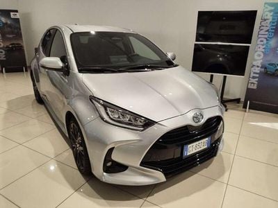 Usata Toyota Yaris Hybrid Lounge 129 CV (94 kW) 2024 Argento Berlina